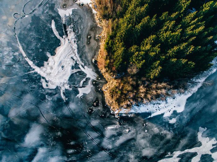aerial-view-of-the-winter-snow-forest-and-frozen-l-PDEPX8Z.jpg
